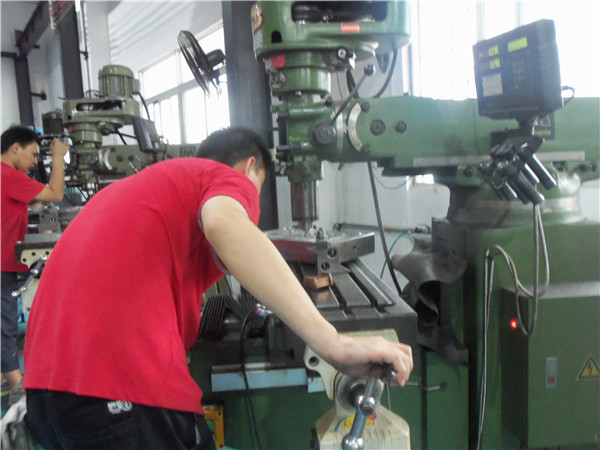旭錦塑膠模具有限公司，模具車間人員工作操作